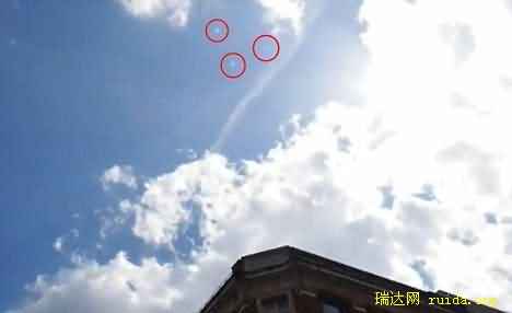 UFO?这段视频中,可以看到天空中3个快速移动的白色亮点 UFO?这段视频中,可以看到天空中3个快速移动的白色亮点