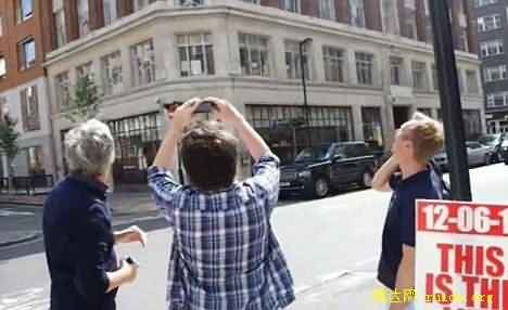 一位男子跑向街边并拿出相机进行拍摄,此时那里已经有几位路人驻足观看 一位男子跑向街边并拿出相机进行拍摄,此时那里已经有几位路人驻足观看