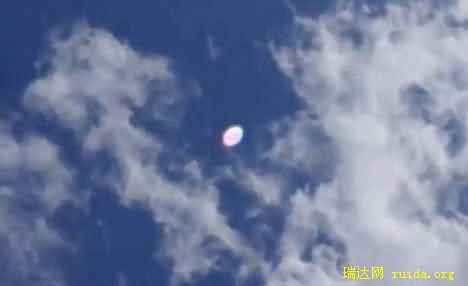 星际母船?在5个较小的亮点来回移动时,突然出现了一个较大的蝶形亮点 星际母船?在5个较小的亮点来回移动时,突然出现了一个较大的蝶形亮点